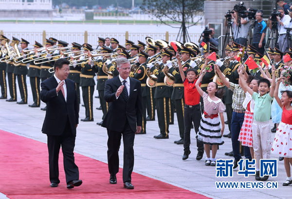 6月23日，国家主席习近平在北京人民大会堂同比利时国王菲利普举行会谈。这是会谈前，习近平在人民大会堂东门外广场举行仪式，欢迎菲利普访华。新华社记者 庞兴雷 摄