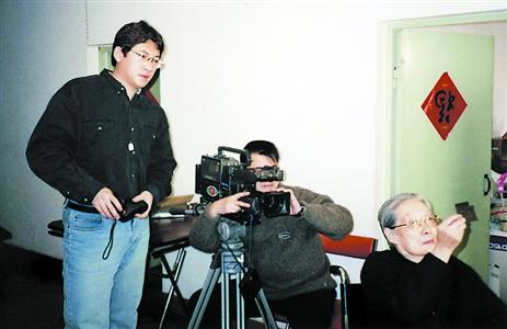 冯雪松（左一）在方澄敏（右一）家中拍摄纪录片《寻找方大曾》