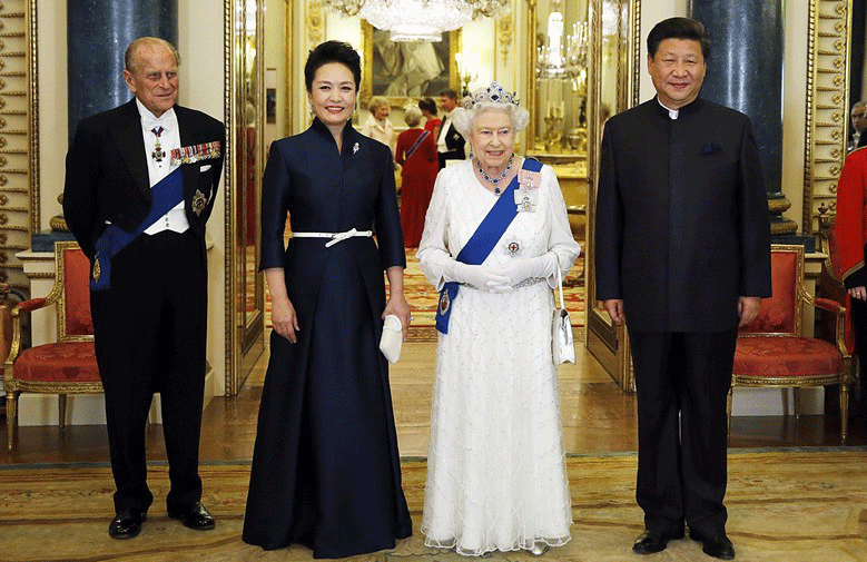 　10月20日，国家主席习近平在伦敦白金汉宫出席英国女王伊丽莎白二世举行的欢迎晚宴。