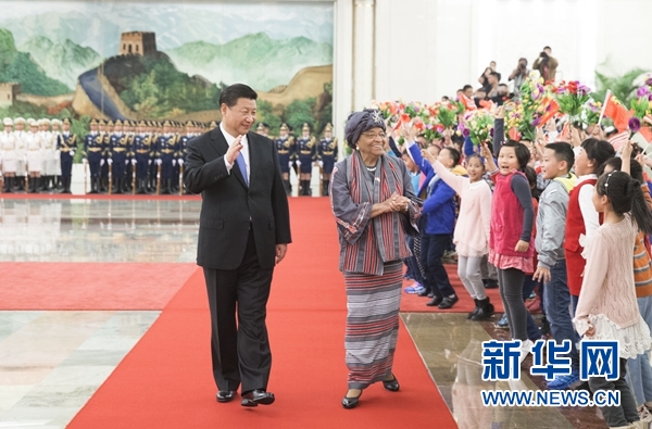 　　11月3日，国家主席习近平在北京人民大会堂同利比里亚总统瑟利夫举行会谈。这是会谈前，习近平在人民大会堂北大厅为瑟利夫举行欢迎仪式。新华社记者 黄敬文 摄