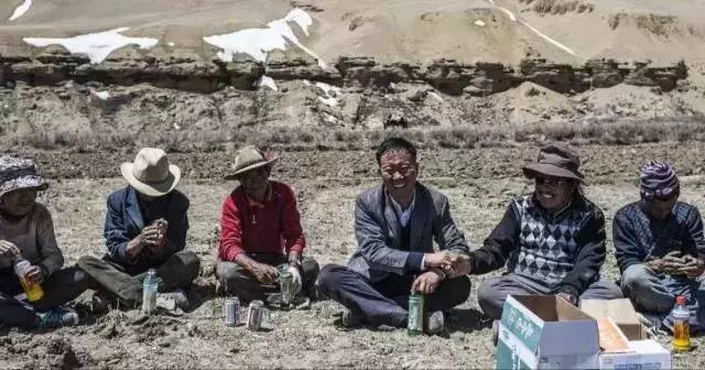 援藏干部与藏族同胞在一起　（上图：卢毅，下图：高宝军）