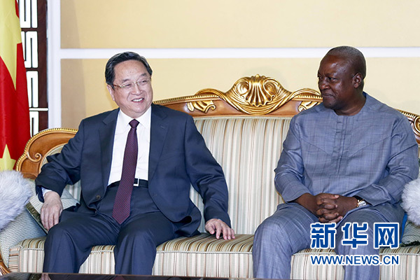 这是4月18日，俞正声在阿克拉会见加纳总统马哈马。新华社记者 鞠鹏 摄