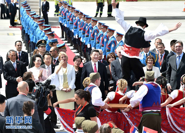 6月17日，国家主席习近平乘专机抵达贝尔格莱德，开始对塞尔维亚共和国进行国事访问。塞尔维亚民众跳起欢快热情的传统舞蹈科罗舞热烈欢迎习近平和夫人彭丽媛到访。新华社记者 李涛 摄