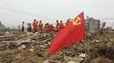 【聚焦】党旗在盐城救灾一线高高飘扬_共产党