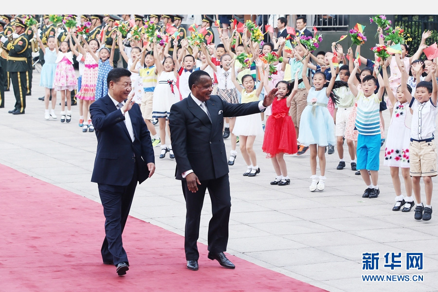 　　7月5日，国家主席习近平在北京人民大会堂同刚果共和国总统萨苏举行会谈。会谈前，习近平在人民大会堂东门外广场为萨苏举行欢迎仪式。新华社记者姚大伟摄
