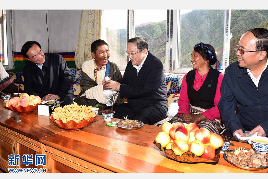 　　8月12日至13日，中共中央政治局常委、全国政协主席俞正声在西藏自治区昌都市调研。这是8月12日，俞正声来到昌都卡若区如意乡达若村村民家中，了解村民的生活情况。新华社记者 张铎 摄 