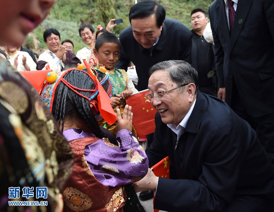 　　8月12日至13日，中共中央政治局常委、全国政协主席俞正声在西藏自治区昌都市调研。这是8月12日，俞正声来到昌都卡若区如意乡达若村考察。新华社记者 张铎 摄