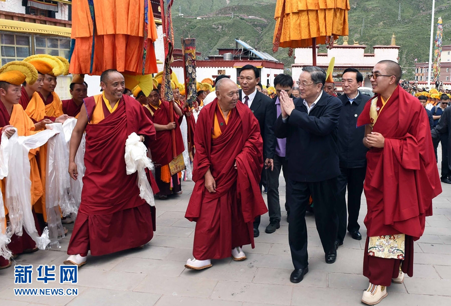 　　8月12日至13日，中共中央政治局常委、全国政协主席俞正声在西藏自治区昌都市调研。这是8月12日，俞正声在强巴林寺考察，了解文物保护工作情况。新华社记者 张铎 摄