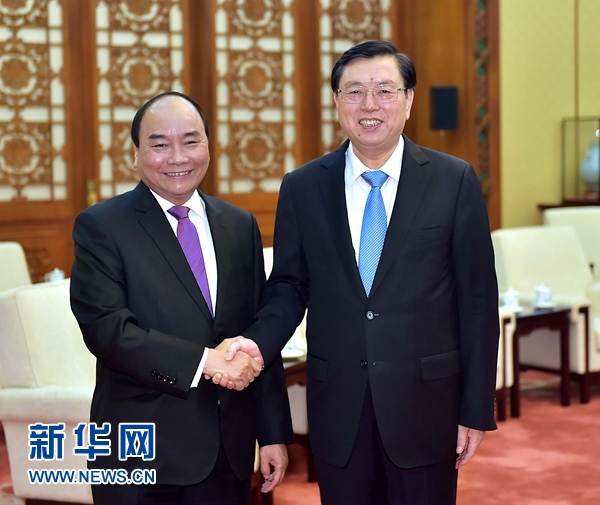 9月12日，全国人大常委会委员长张德江在北京人民大会堂会见越南总理阮春福。 新华社记者 李涛 摄