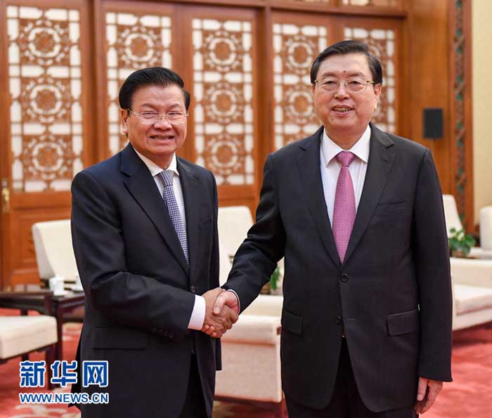 11月28日，全国人大常委会委员长张德江在北京人民大会堂会见老挝总理通伦。
