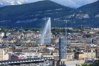 图为2016年6月17日拍摄的瑞士日内瓦的大喷泉，日内瓦湖上的大喷泉是日内瓦的象征。新华社记者徐金泉摄