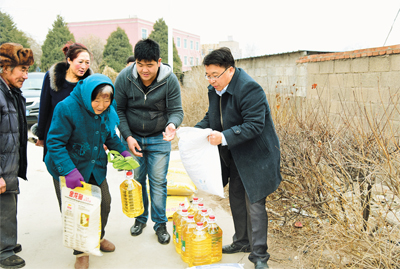 瓦房店市西阳乡马厂村第一书记盖晓东（右一）组织大连知名企业对口帮扶困难群众。