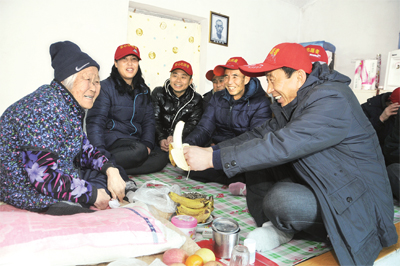 建立党员志愿者服务队，帮扶困难群众。图为盘山县陈家镇朝鲜族村党员志愿者慰问老人。