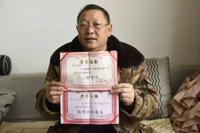 凉山彝族自治州雷波县干部聂帅的父亲展示儿子学生时代的奖状（2月11日摄）。新华社记者 刘坤 摄