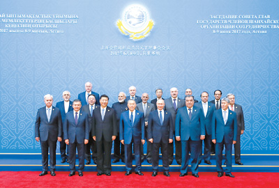 6月9日，国家主席习近平在哈萨克斯坦首都阿斯塔纳出席上海合作组织成员国元首理事会第十七次会议并发表重要讲话。这是大范围会议开始前，出席会议的各国领导人以及国际和地区组织负责人、代表等集体合影。