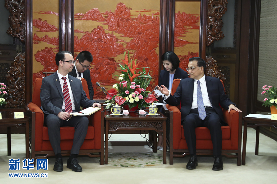6月30日，国务院总理李克强在北京中南海紫光阁会见来华进行正式访问的菲律宾外长卡耶塔诺。
