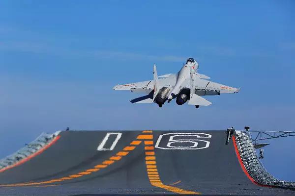 图为一架歼-15舰载战斗机从辽宁舰滑跃起飞（2017年7月1日摄）。新华社记者 曾涛 摄