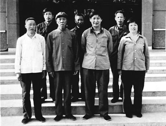 1985年5月，习近平离开正定前，与省劳模黄春生(前排左一)等3位劳动模范和结对帮扶户人员合影。（资料图片）
