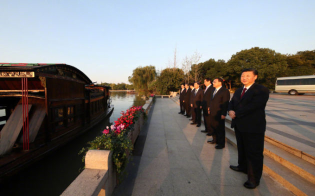 2017年10月31日，习近平带领中共中央政治局常委在浙江嘉兴南湖边瞻仰红船。