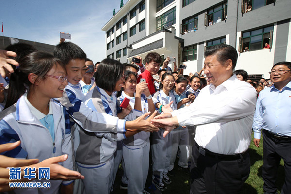 2016年9月9日，习近平来到北京市八一学校，看望慰问师生，向全国广大教师和教育工作者致以节日祝贺和诚挚问候。这是习近平离开学校时与教师和学生依依惜别。
