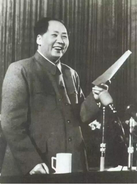 1955年，毛主席在中国共产党全国代表会议上致开幕词。