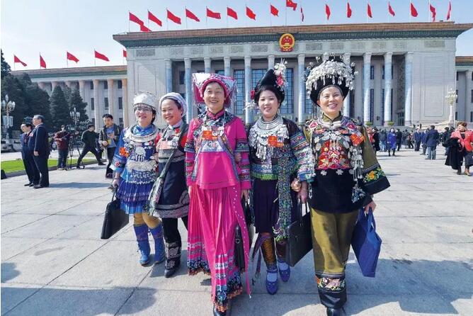 3月5日上午，十三届全国人大一次会议在北京人民大会堂开幕。图为开幕会后，妇女代表走出会场。骆云飞摄