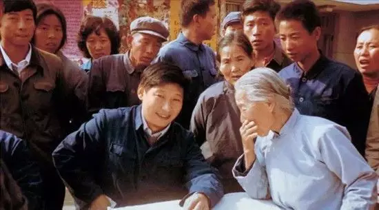 1983年10月，时任正定县委书记习近平在县城大街上临时摆桌子，听取群众意见