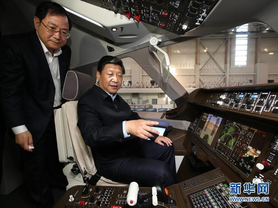　　2014年5月23日下午，习近平在中国商飞设计研发中心C919大型客机展示样机驾驶室察看。来源：新华社