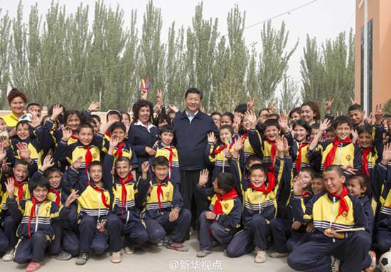 　　2014年4月28日，习近平来到疏附县托克扎克镇中心小学看望孩子。来源：新华社