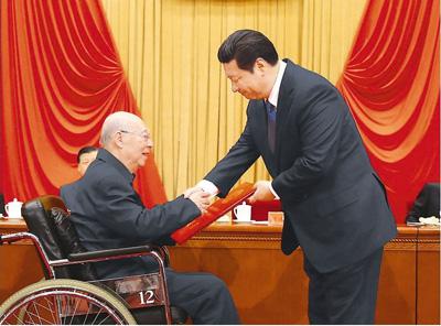 　　2015年1月9日，习近平向获得2014年度国家最高科学技术奖的中国科学院院士于敏颁奖。（图片来源：新华社）