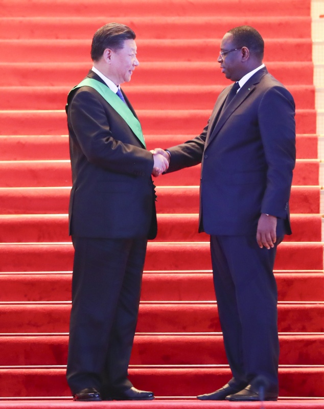 　　7月21日，塞内加尔总统萨勒向国家主席习近平授予塞内加尔国家最高荣誉勋章国家雄狮勋位团大十字勋章。新华社记者 谢环驰 摄