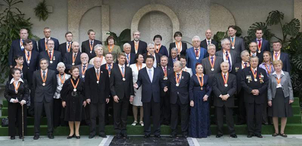2015年5月8日，国家主席习近平在莫斯科会见俄罗斯援华专家和亲属代表。 新华社记者 黄敬文 摄