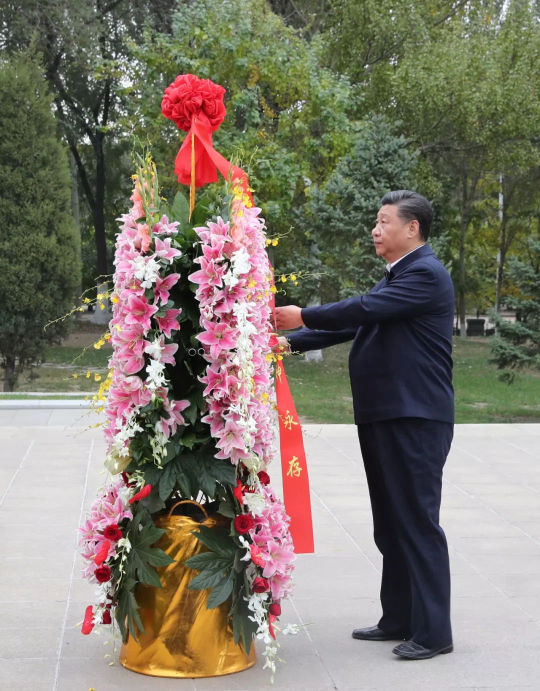 习近平向雷锋墓敬献花篮并参观雷锋纪念馆