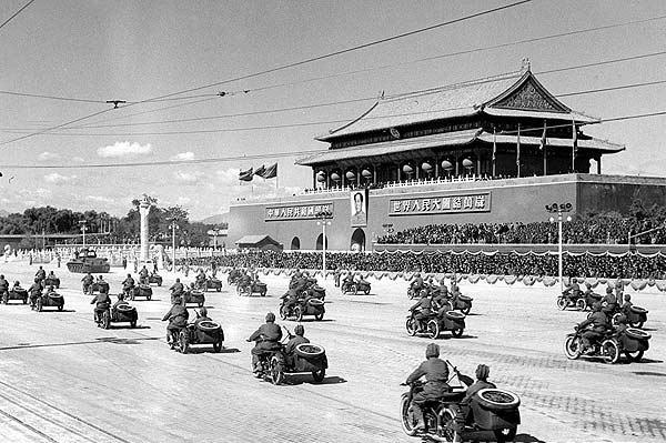 1951年10月1日，中国人民解放军摩托化部队通过天安门广场。