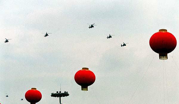 图为1999年10月1日，陆航兵直升机机群飞过天安门上空。