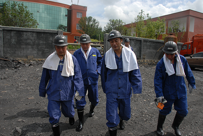 姜仕坤在煤矿检查安全生产工作。