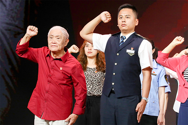 图为预备党员牛犇（左）、赵磊（右）在节目中宣读入党誓词。