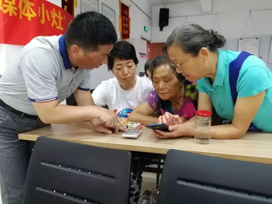 苏州潼泾二社区安排辅导党员使用手机收听音频，学习新思想