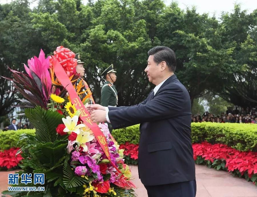 2012年12月，习近平在深圳莲花山公园向邓小平铜像敬献花篮。