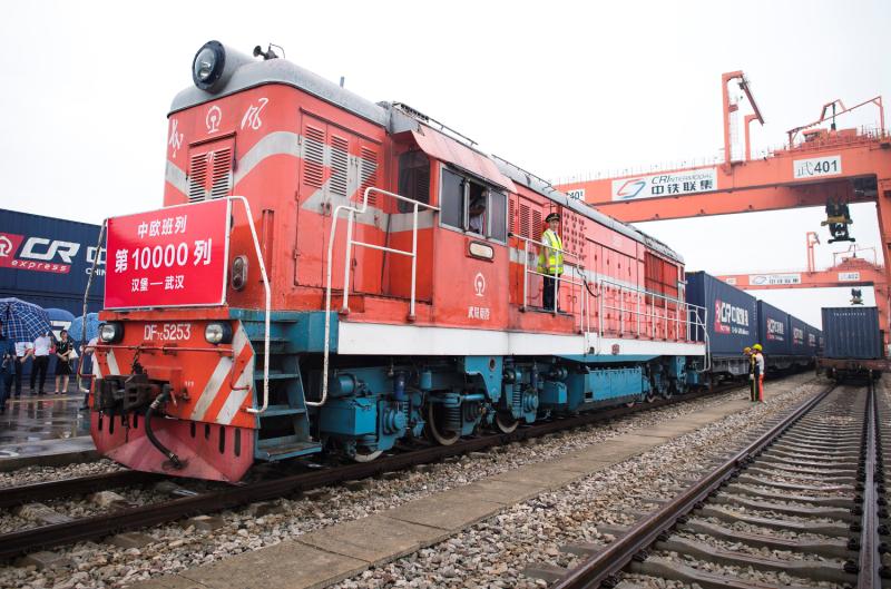　　2018年8月26日，随着X8044次中欧班列（汉堡—武汉）到达武汉吴家山铁路集装箱中心站，中欧班列累计开行数量达到10000列。 来源：新华社