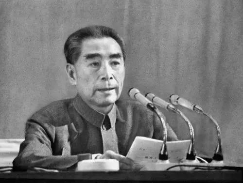 1975年1月13日，第四届全国人大第一次会议在北京开幕。周恩来总理抱病在会上作了《政府工作报告》。（资料照片）