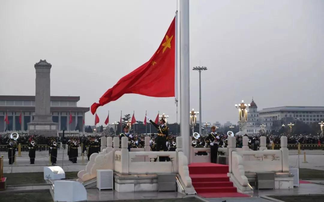 2019年1月1日晨，北京天安门广场举行隆重的升国旗仪式。新华社记者 鞠焕宗 摄
