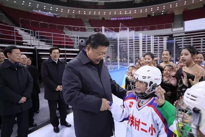 2017年2月24日上午，习近平主席在五棵松体育中心热情勉励青少年冰球和队列滑爱好者们。新华社记者 兰红光 摄