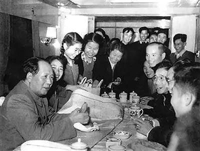 毛泽东与基层干部交流。