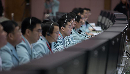 2019年1月3日，科研人员在北京航天飞行控制中心紧张工作。