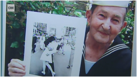 二战经典照胜利之吻男主角去世,终年95岁