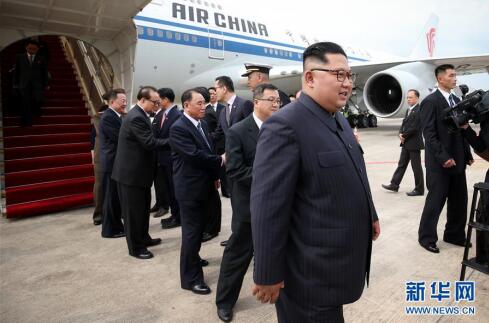 2018年6月10日，朝鲜国务委员会委员长金正恩（前）抵达新加坡樟宜机场。