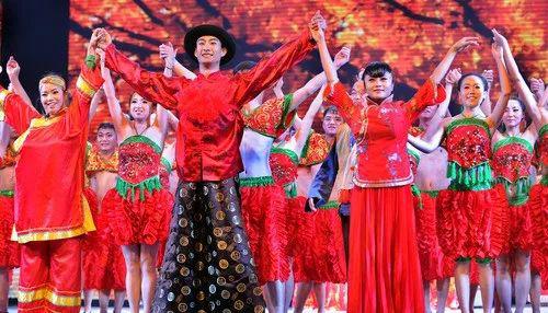 Literary lovers in Liuba County are performing a folk song and dance drama "Love in the Mountains and Waters" (materials). Literature and art lovers in this county combine local folk customs and cultural elements such as folk songs, wine-drinking rituals and wedding customs, and write and perform a folk song and dance "Love in the Mountains and Waters" for tourists on holidays. Reporter Tao Mingshe