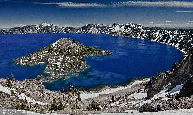火山口湖(Crater Lake)是美国最深的湖泊,位于美国西北部喀斯喀特山脉南段,轮廓近似圆形,是世界自然奇观之一。火山口湖长9.5千米左右,深589米,是美洲大陆第二深湖。由于湖水非常清澈,湖泊总是呈深蓝色,水温保持在13℃以下,已知的湖泊冰冻也只发生过一次。