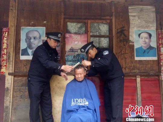 Recently, the police at the Dulongjiang Border Police Station in Gongshan County, Nujiang Prefecture, Yunnan Province, brought haircutting tools to give haircuts for the people. Li Xiaojun, director of the Dulongjiang Border Police Station, said that there is such an unwritten rule that the first job that police officers newly transferred to Dulongjiang Border Police Station need to learn is to get a haircut.